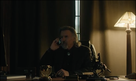 Fiche de l'homme au t&eacute;l&eacute;phone